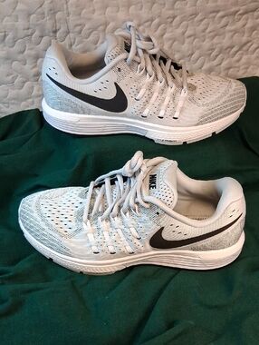 Nike Zoom  Men's White Athletic Running Shoes with Black Swoosh Size 8.5 Excell